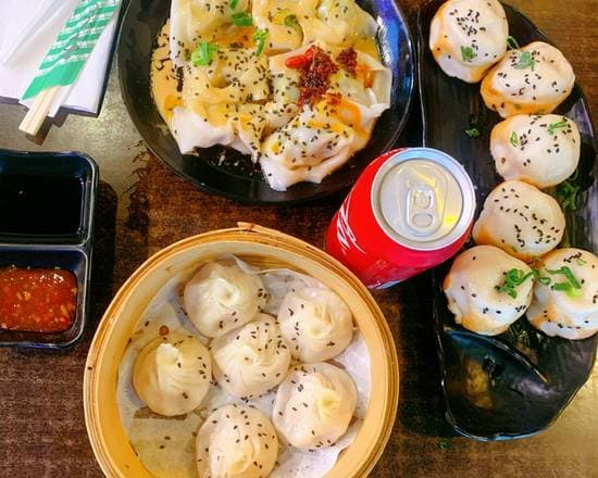 Family Bundle Meal（Pan fried pork buns+Steamed pork dumplings+Sichuan styles wontons in peanuts sauce + 1x coke)  鲜肉生煎+小笼包+抄手➕可乐套餐